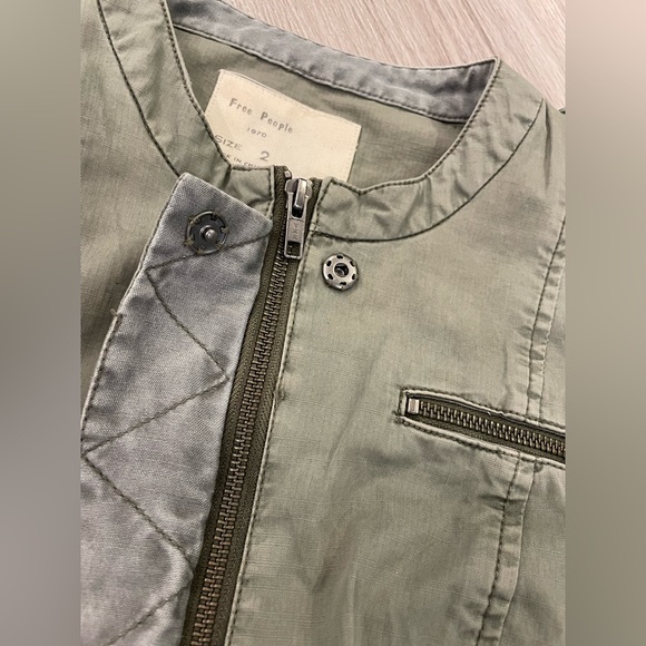 FREE PEOPLE 1970 Army Green Utility Military Jacket with Cargo Pockets. Size 2. - Picture 8 of 15